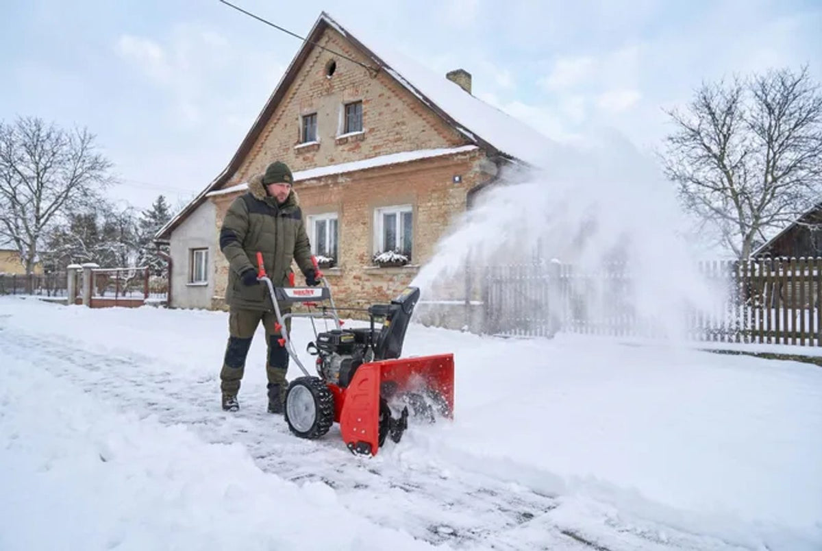 Sniego valymas HECHT sniego valytuvu prie namo