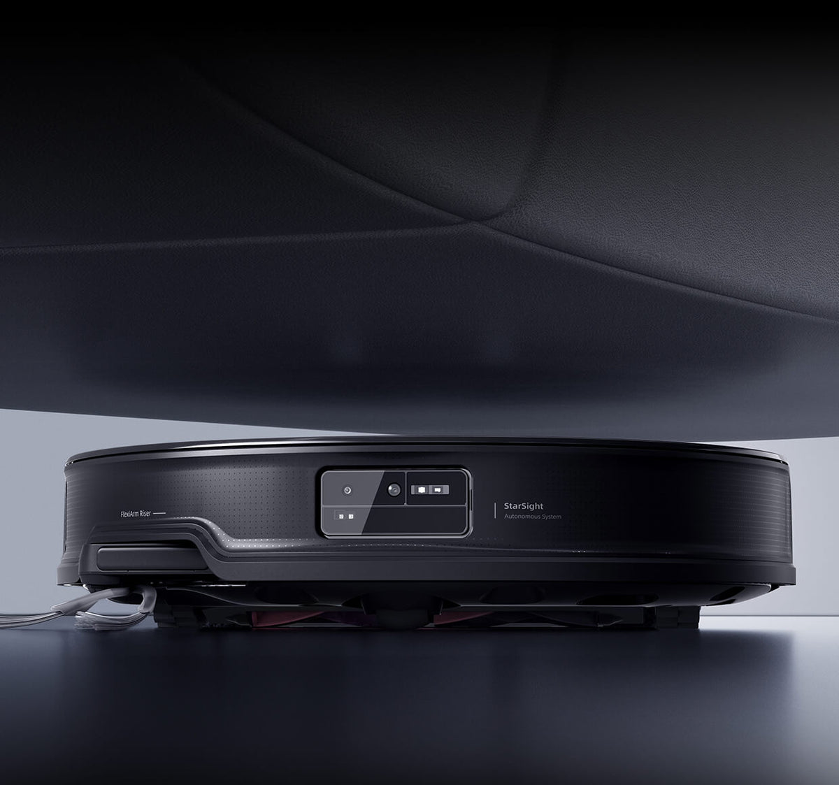 Roborock Saros 10R robotas siurblys po sofa