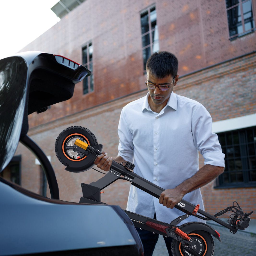 Sulankstytas iENYRID M4 Pro S+ 2024 paspirtukas dedamas į automobilį