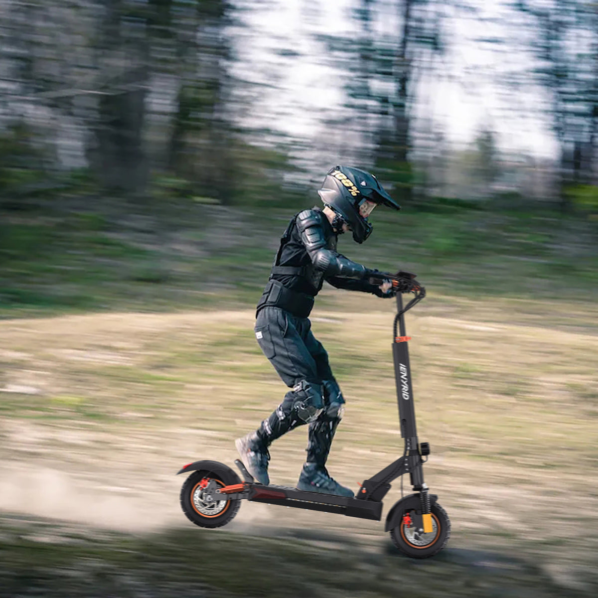 iENYRID M4 Pro S+ 2024 paspirtukas važiuojant lauko taku